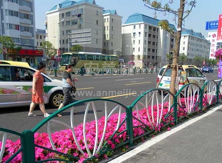 小区周边设置道路隔离护栏保卫居民安全