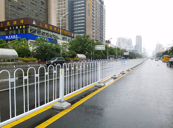 道路交通护栏在马路上的布设原则
