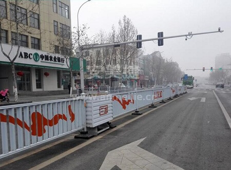 为你介绍伸缩型道路隔离护栏