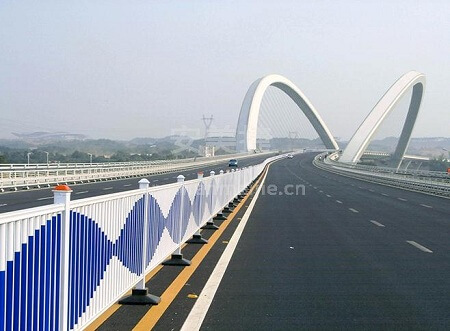 城市交通护栏被拆除，引发交通大问题