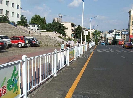 铝制城市道路护栏的养护