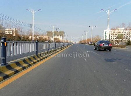 损坏道路隔离护栏违法，维护道路隔离护栏有责