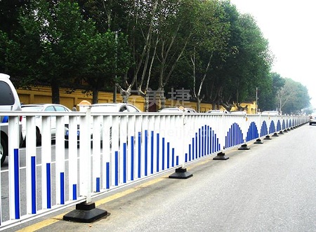道路隔离护栏在马路上也有重要的作用 隔离护栏.jpg