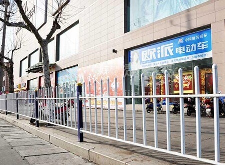 购买道路隔离护栏需要注意的三点细节 道路交通护栏 (1).jpg