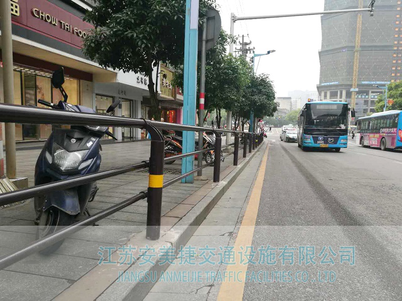 5741551073343745.jpg 边缘隔离护栏17-2.jpg