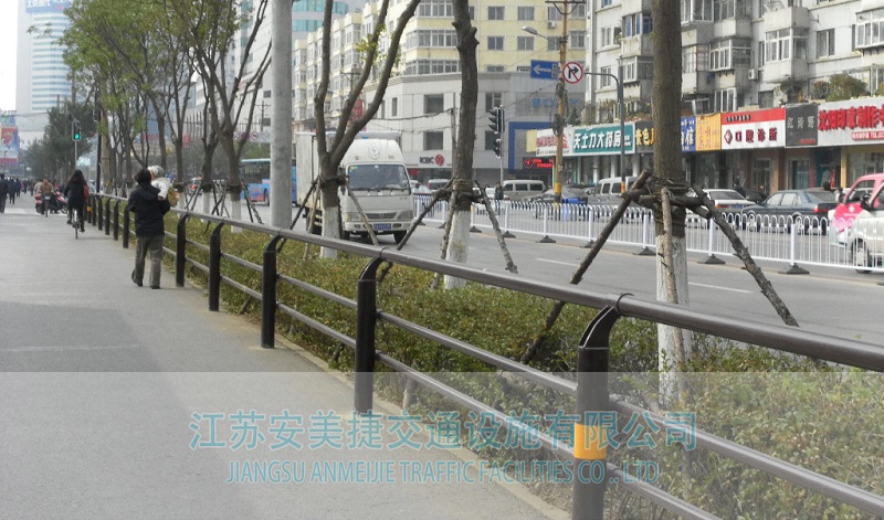 931155107343862.jpg 边缘隔离护栏17-3.JPG